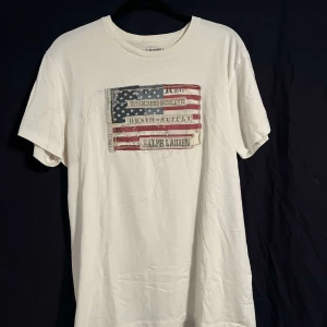 ”Ny” Vit t-shirt från Denim & Supply Ralph Lauren - Säljer en helt ny vit t-shirt från Denim & Supply Ralph Lauren i storlek Gjord i 100% bomull. Aldrig använd!!