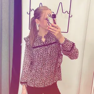 Fin leopard blus från Lindex, storlek 170! Knappast använd. 200kr!