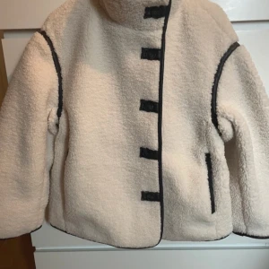 Teddy jacka hm💕💕 - Säljer min teddy jackan från HM då dem skickat fel storleken 🩷med prislappen kvar 