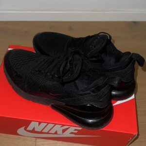 nike 270 - Säljer ett par svarta Nike sneakers i mycket bra skick. Har använt dom bara i några veckor och de ser ut som i bild. Dessa är nike 270s i svart färg både för dam och herrar.