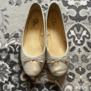 Ballerina skor  - Jätte fina silvriga ballerina skor från minsko. Har inte använts så mycket o är i bra skick!