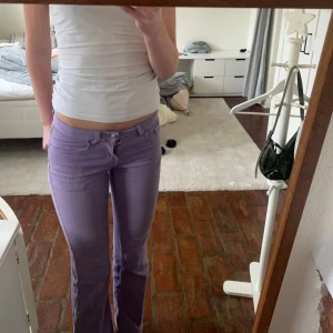 Lila jeansbyxor - Säljer ett par snygga lila jeansbyxor i mycket bra skick. De är lågmidjade och även bootcut! Köptes på H&M för ca 1-2 år sedan men har ej används så mycket, de är alltså i mkt bra skick. Skriv för mer frågor!💕💕