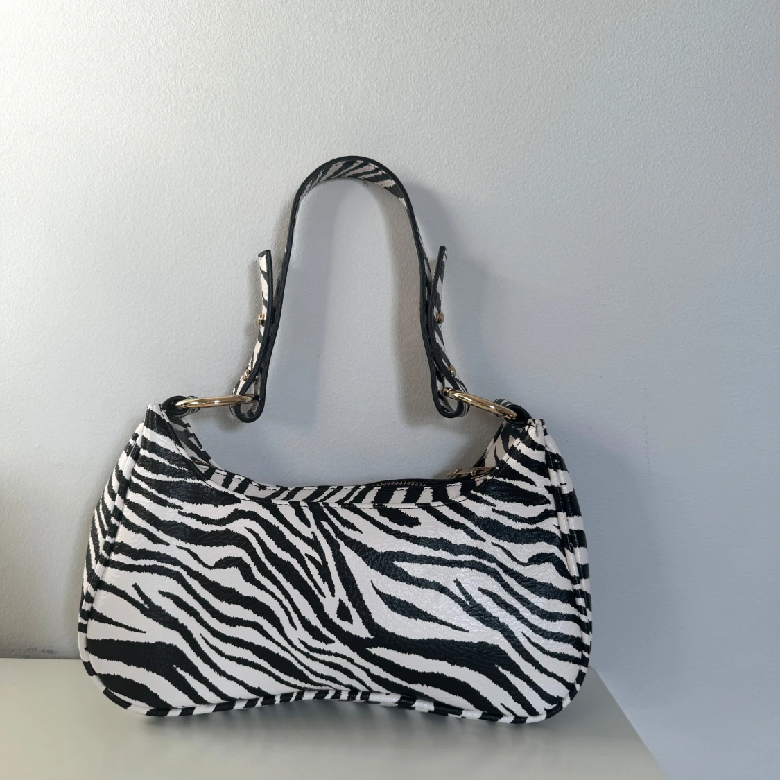 Zebramönstrad axelväska