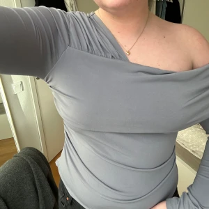 Grå offshoulder topp - Säljer en  grå offshoulder topp med lång ärm. 