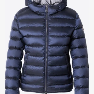 Colmar jacka - Superfin marinblå jacka från colmar, köpt förra vintern så endast använd ett fåtal gånger! Skicket är som nytt💕Nypris 4 399kr! Skriv för fler bilder!