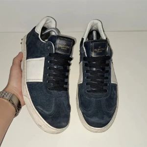 Valentino Garavani sneakers i mocka - Säljer ett par snygga Valentino Garavani flycrews i storlek 39 passar även (40,5). Säljer dessa för 2999. Skick 8/10