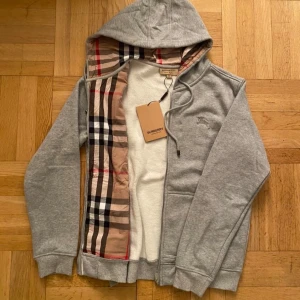 Burberry zip hoodie - Säljer en helt ny och oanvänd burberry zip hoodie i storlek M, pris kan diskuteras vid snabbaffär
