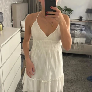 Klänning - Passa på att köpa din skolavslutnings klänning redan nu🥰Denna är helt ny och i nyskick💕Sitter superfint nu och säljer pågrund av att den tyvärr har blivit för liten🥺💕Skriv om du har frågor eller funderingar👌🏻💜Nypris 499 därav