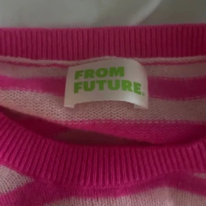 From Future stickad tröja - Super fin stickad 100% cashmir tröja från From Future 💞 Köpt för 1500kr super varm och skön och även svin coola färger! Skriv för fler bilder! 