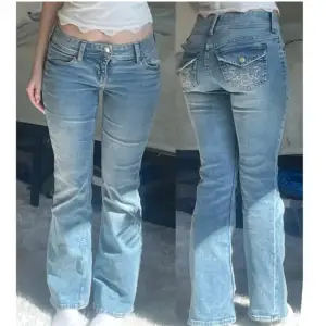 Ett par super fina bootcut jeans som faktiskt är ganska Low waist, köptes här på Plick men är tyvvär för korta på mig. Jag har sprättat upp dom längst ner men de är ingen som märks, jag är ungefär 170. Kom priv för mått💗