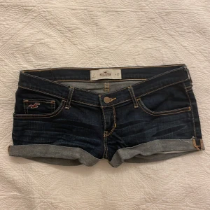 Hollister shorts  - Lågmidiade hollister shorts i storlek 28 Säljer de dem är stora på mig  Köpta på vinted men i nyskick   