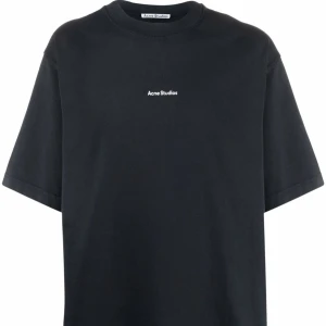 Svart t-shirt från Acne Studios - Säljer en stilren svart t-shirt från Acne Studios i mycket bra skick, endast använd fåtal gånger. Rak, något oversized i passformen. Bra ”hårt” material som gör att den ger en lyxig look! Nypris 2300 kr. Pris kan diskuteras, vill ha en snabb affär!