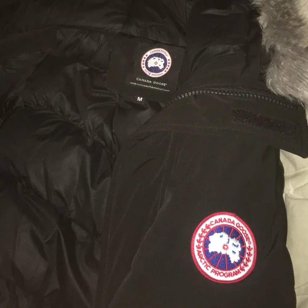 Säljer en Canada Goose jacka i mycket bra skick. Jackan har en pälskantad huva och det klassiska märket på ärmen. Man fryser aldrig i denna kan jag säga! Perfekt för kalla vinterdagar! 🖤. Jackor.