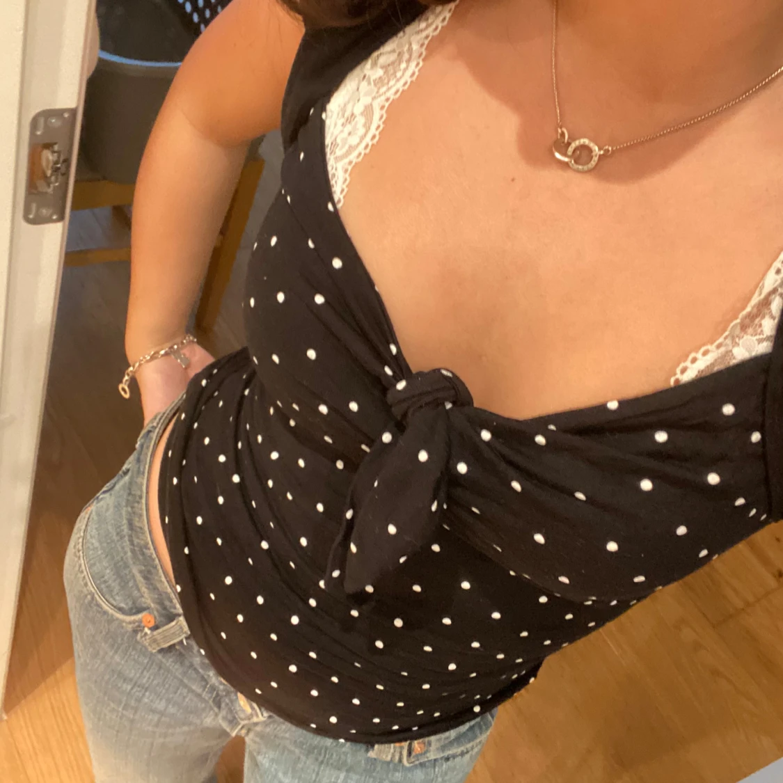 Svart prickig topp med knyt - 90