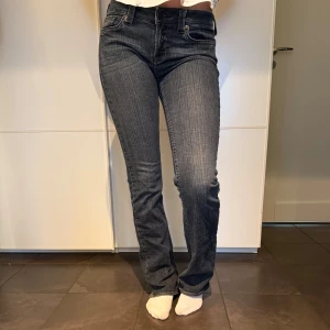 Mörkblå jeans i bootcut-stil - Säljer ett par snygga mörkblå jeans i bootcut-stil. De har en klassisk femficksdesign. Perfekta för både vardag och fest! 🕺