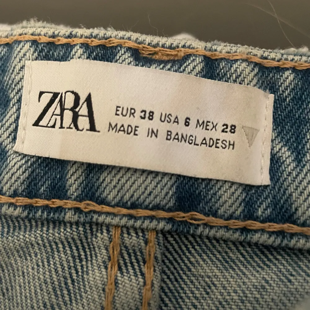 Säljer ett par ljusa jeans från Zara i storlek 38. De har en straight passform och är snyggt slitna vid knäna. Perfekta för både vardag och fest. Jeans & Byxor.