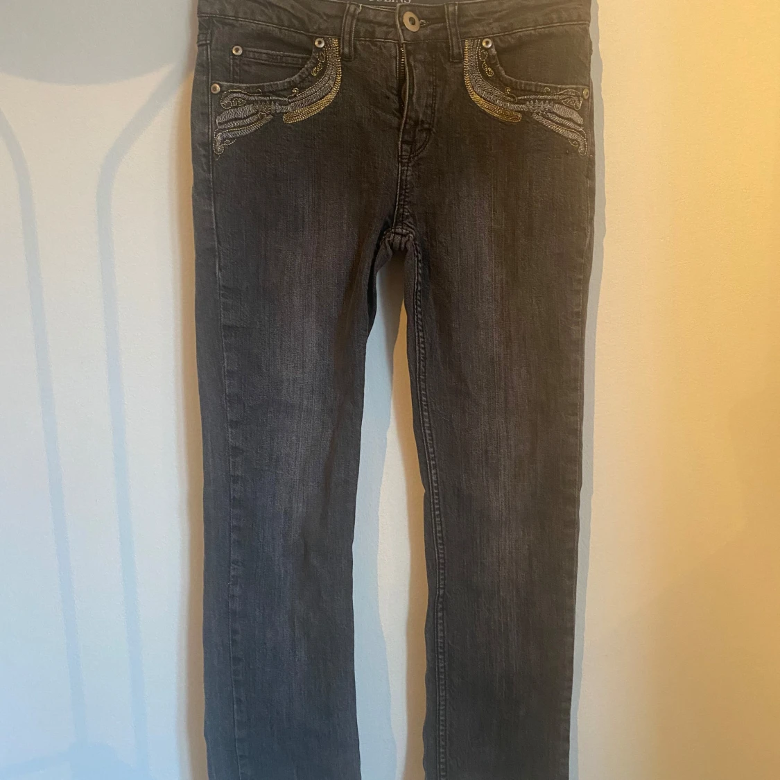 Svarta jeans med broderade detaljer