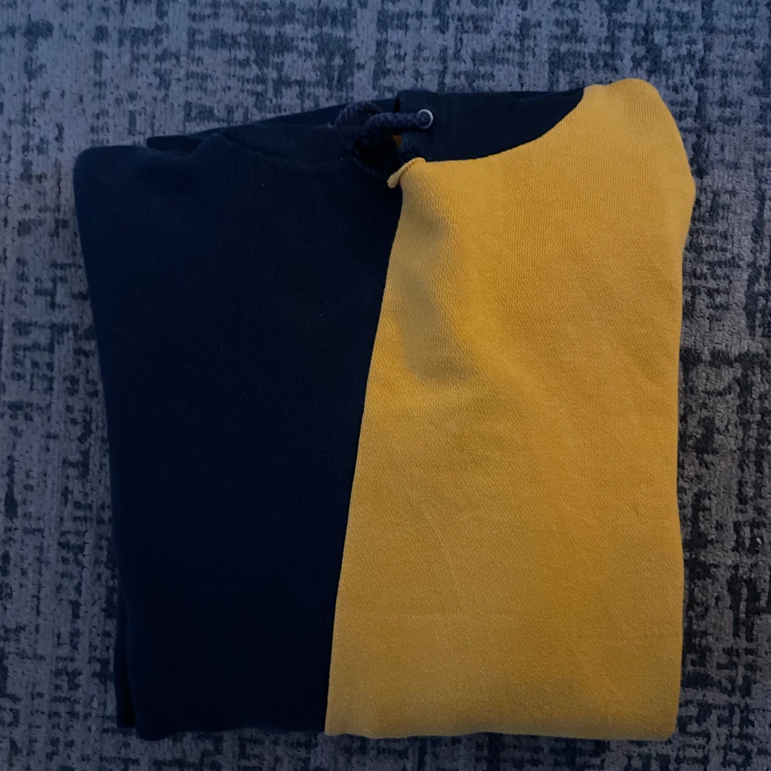 Svart och gul hoodie från CISOS - 91