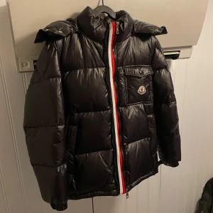 Moncler Jacka - Bara använt några få gånger. Storlek medium. Skriv för mer bilder.