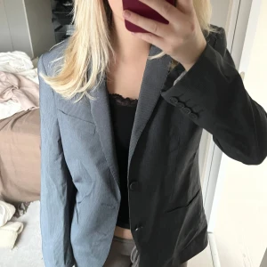 Grå  kavaj - Säljer en  grå randig kavaj i mycket bra skick. Oversized i modellen