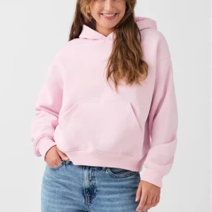 Ljusrosa hoodie - Säljer en supermysig ljusrosa hoodie i mycket bra skick. Perfekt för kyliga dagar med sin sköna passform och praktiska ficka framtill. Den har en klassisk design med huva och ribbade muddar vid ärmslut och nederkant. Passar perfekt till jeans eller leggings för en avslappnad look🩷PRIS KAN DISKUTERAS