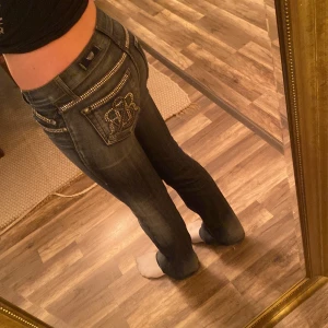 Victoria Beckham bootcut jeans super low - Säljer mina super fina Victoria Beckham jeans som jag inte vill sälja men som har blivit för små runt låren det var mina favorit byxor😭 Dom är super lågmidjade och passar mig som är 165cm lång. Dom är i storlek xs💞💞