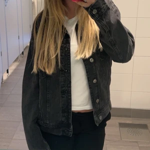 JEANSJACKA🩶 - Säljer min älskade jeansjacka som är köpt från killavdelningen på lager 157 i somras🩶jag har vanligtvis storlek S/XS men valde en jacka i M för att ha den lite större och det har jag varit mycket nöjd med☑️Anledningen till att jag säljer den är att jag har två exakt likadana och endast en av dem kommer till användning🥈Eftersom att jag bara använt en av dem så är denna Jacka näst intill oanvänd och är i helt nyskick, den har endast hängt i min garderob ett tag🩶
