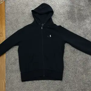 Säljer en mörkblå ralph lauren zip hoodie, den är nästintill nyskick inte något direkt täcken på använding, pris är diskuterbart vid snabbaffär, om du undrar något är det bara att skriva.