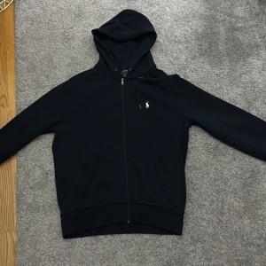 Ralph lauren hoodie - Säljer en mörkblå ralph lauren zip hoodie, den är nästintill nyskick inte något direkt täcken på använding, pris är diskuterbart vid snabbaffär, om du undrar något är det bara att skriva.
