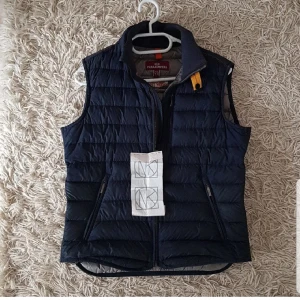 Parajumper väst  - Hej, säljer denna mörk blåa parajumper väst i bra skick! Västen har ett kvitto från nk så ni vet att den är äkta.  Storleken är 12-13 år. Hör av dig vid frågor
