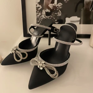 Svarta klackskor  - Säljer dessa MAGISKA skor, står storlek 36 men passar mig som är 37.  Inga defekter och ser ut som nyskick. Perfekt nu till jul & nyår!  Klackhöjd = 8-10 cm