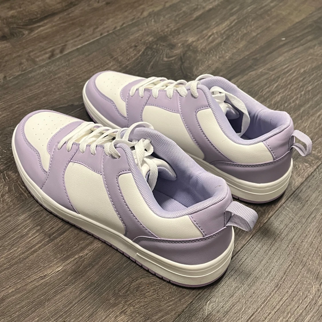 Lila och vita sneakers - 91