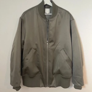 Grön bomberjacka - Säljer en snygg grön bomberjacka i mycket bra skick. 
