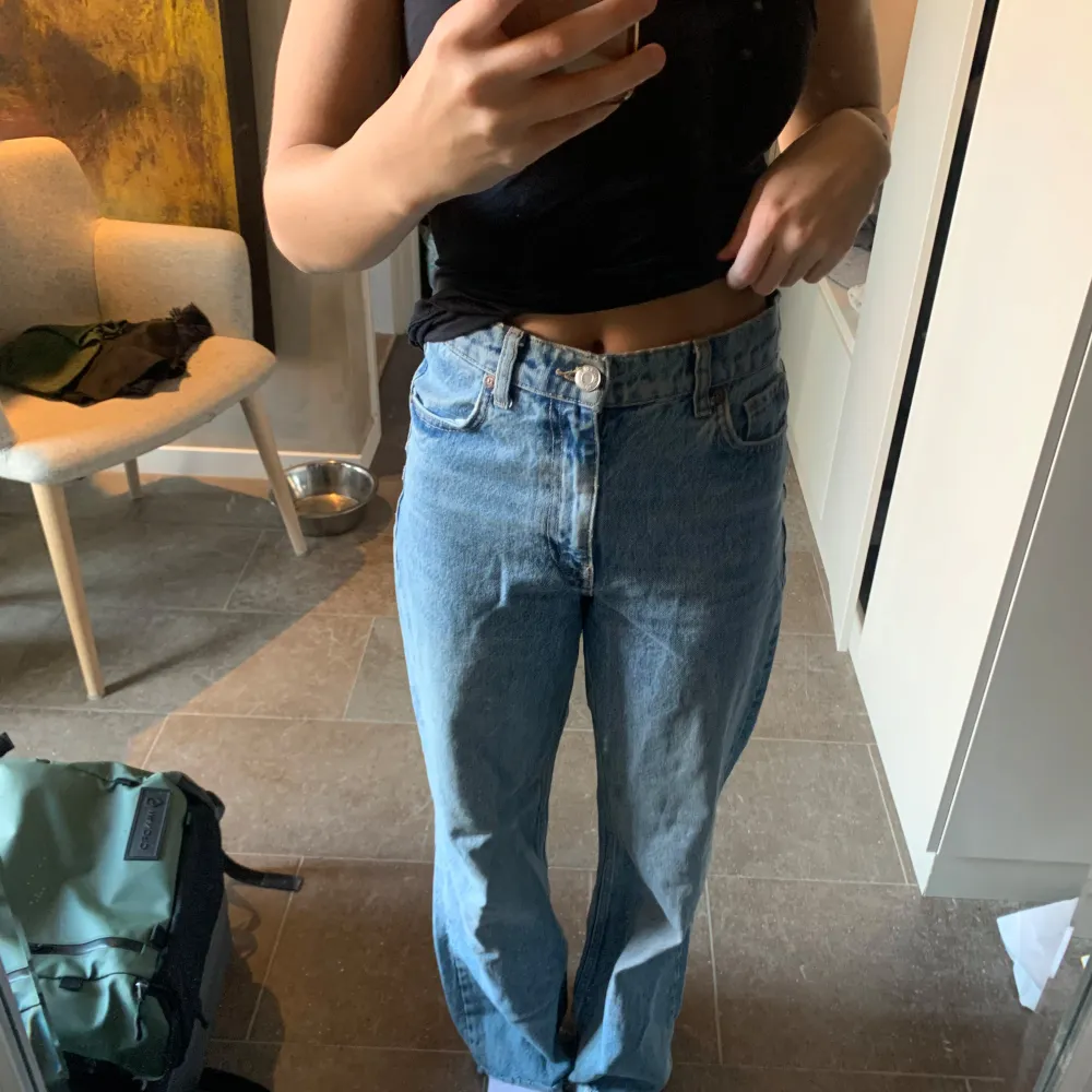 Säljer ett par klassiska blå jeans från Zara i storlek EUR 34. Högmidjade och avklippta för perfekt längd för mig som är 163. Jeans & Byxor.