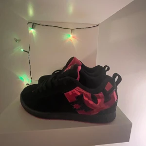 2000s DC chunky skor - Svarta chunky DC skor med rosa detaljer från tidigt 2000, väldigt bra skick. Storlek 37,5.