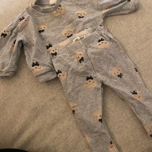 Bebis kläder i storlek 62-68 - Har massor av kläder av min dotter som jag vill bli av med, det mesta är i nyskick ocks/ej använt! Om ni är intresserade är det bara att skriva angående ngt plagg/flera plagg pris diskuteras där