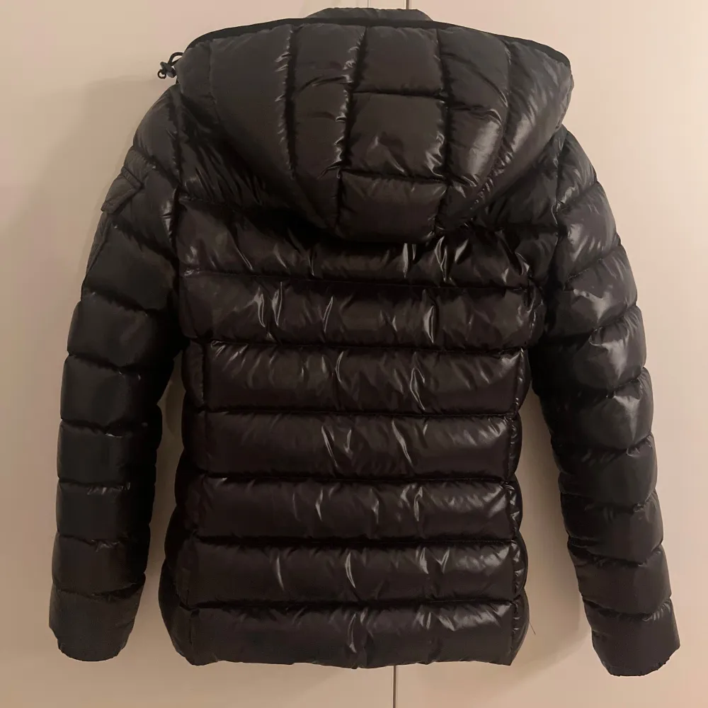 Säljer en snygg svart pufferjacka från Moncler i mycket bra skick. Köpt förra året med nypris 12 000. Jackan har inga skador eller likande. Har även kvitto på jackan, så om ni är intresserad är det bara att höra av er.💕Jackan är även i storlek 1. Pris kan även diskuteras.. Jackor.