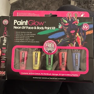 Neon färg  - Säljer ett PaintGlow Neon UV Face & Body Paint Kit med 6 neonfärger á 12 ml. Inkluderar pensel, svamp och paletter för blandning. Färgerna är snälla mot huden, torkar snabbt och lyser starkt under UV-ljus. Perfekt för fester och festivaler! Lätt att tvätta bort med tvål och vatten. OBS neonlampa är INTE med.