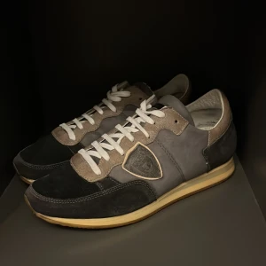 Philippe Model trainers TRPX - Snygga grå sneakers från Philippe Model i mocka och skinn. Passar perfekt nu till vintern då de har en lite pälsaktig insida vilket håller värme, och de är ungefär medium höga så skyddar mot måttlig snö. Nypris runt 3000, tyvärr har jag inte kvar boxen eller dustbag.  Hör av dig om frågor, pris kan gå ned vid snabb affär! Om du köper innan 20:00 så skickar jag samma dag som köpet.