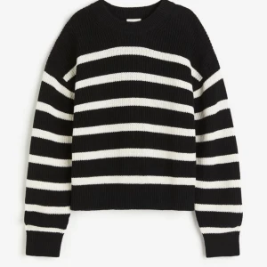 Svart och vit randig stickad tröja - säljer en super mysig tröja i perfekt skick, använd någon få gång. Storlek XXL men passar även fint på mig som använder M/S!