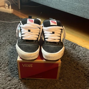  Vans Knu Skool - Säljer ett par vans knu school i storlek 41. De är i bra skick och har bara använts 2-3 gånger. De är lite smutsiga men går att tvätta bort med vatten! Bättre pris vid snabb affär