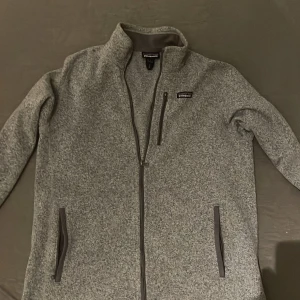 Patagonia Fleece - Säljer nu denna snygga patagonia fleece! Perfekt under vintern! Denna tröja är i storlek L och passar mig som är 185-195. Det är bara att höra av vid frågor elle fler bilder!
