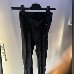 Svarta träningstights med bälte - Supersnygga träningstights frpn Aim’n med ett bälte. Superskönt material. Nypris 799, använda 1 gång 