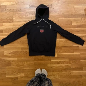 Svart hoodie från GANT - Säljer en snygg svart hoodie från GANT i storlek L men den sitter som en S.
