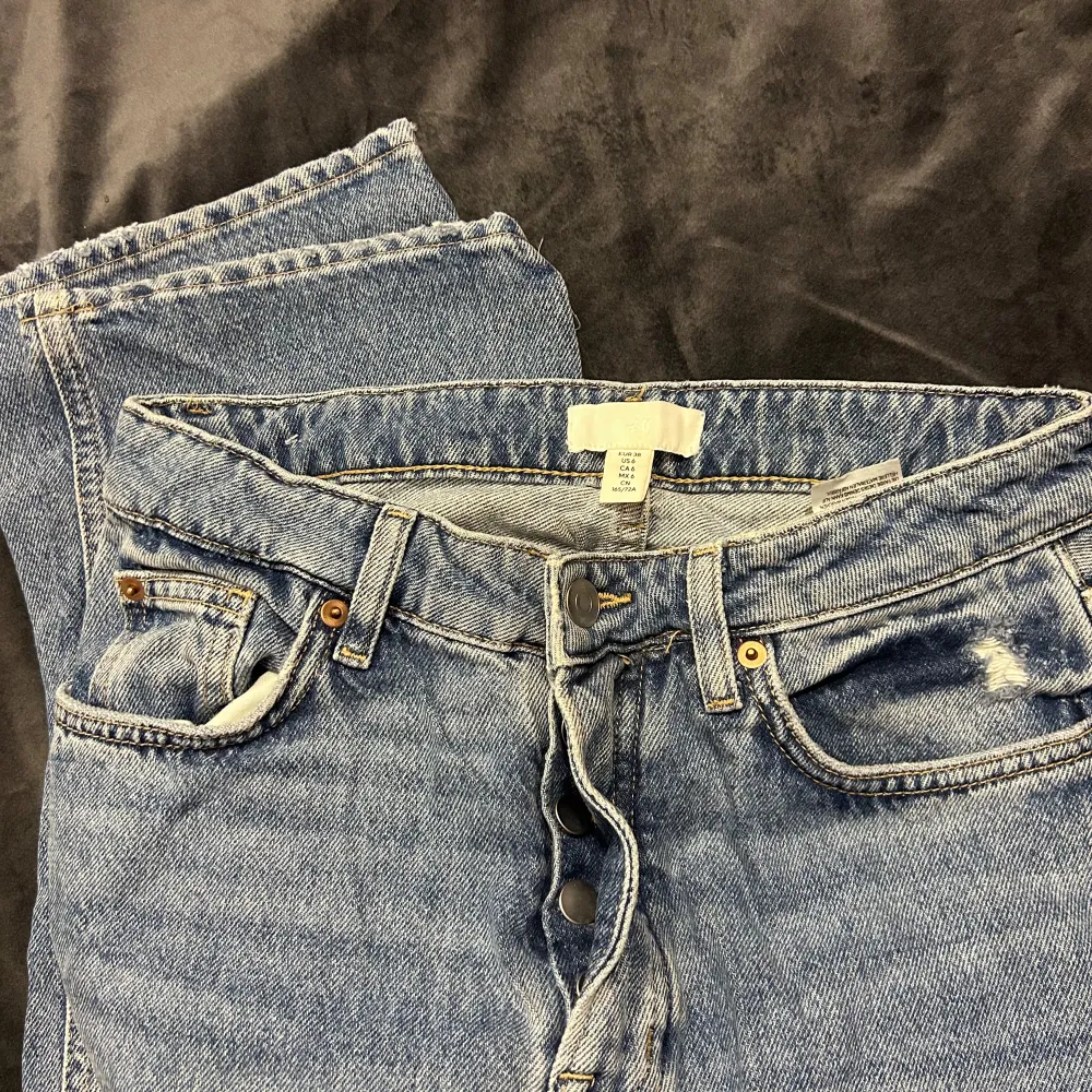 Raka jeans från h&m i bra skick. 2 hål vid knäna och höga i midjan. Använd 1-2 gånger. Jeans & Byxor.