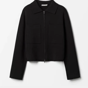 Svart jacka med dragkedja - Snygg svart jacka med dragkedja framtill. Jättefin och använd fåtal gånger! 