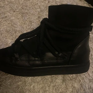 Inuikii boots  - Säljer mina Inuikii skor. Dem är väl använda och det syns mest på insidan men inte så mycket på utsidan (bild 4) därav priset, är öppen för prisförslag! Ordenarie pris: 2 999kr