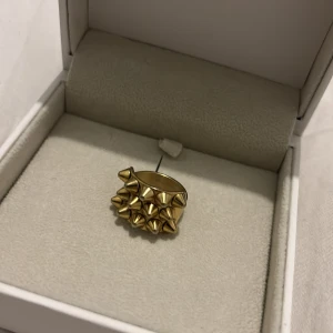 Guldig nitring från Edblad  - Snygg guld ring med nitar ifrån Edblad i storlek S perfekt till ringfingret för mig
