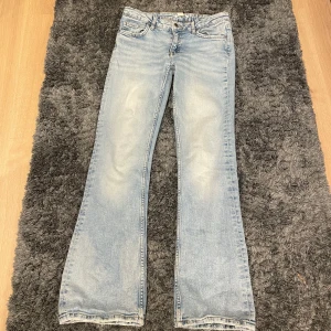 Ljusblå bootcut jeans - Säljer ett par ljusblå bootcut lågmidjade  jeans i bra skick. 