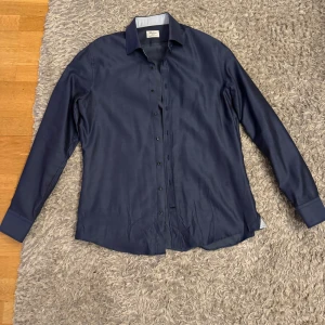 Mörkblå skjorta från Stenströms - Säljer nu denna feta skjortan. Storleken står som 17 1/2 44 men skulle säga att den är L. Peiseg är intehugget i sten! Fråga vid fundering eller ytliggare bild